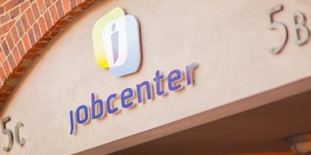 På billedet ses et skilt hvorpå der står jobcenter.