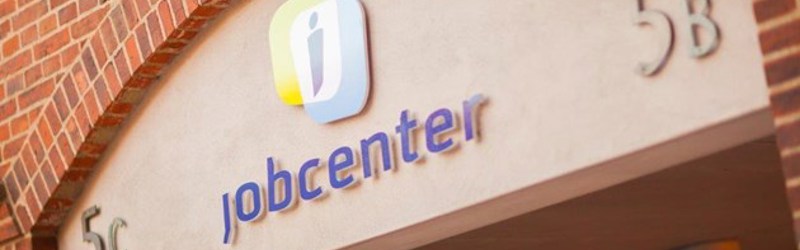 På billedet ses et skilt hvorpå der står jobcenter.