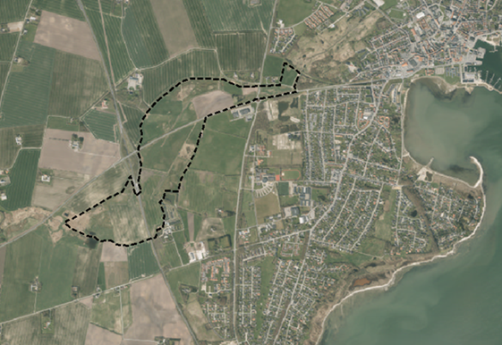 Luftfoto med en sort markering af det omtalte område.