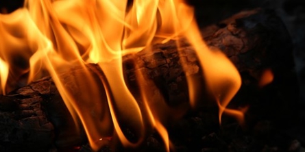 På billedet ses et close up billede af brænde og flammer.