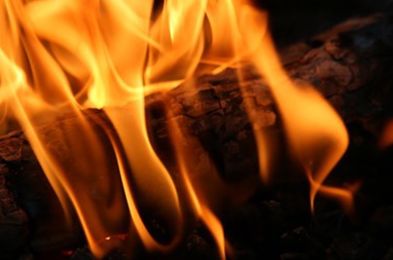 På billedet ses et close up billede af brænde og flammer.